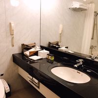 広いバスタブにたくさんのアメニティが嬉しい