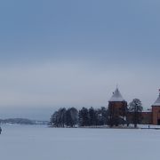 湖上のお城だけど真冬は湖が歩けるほどに氷っています