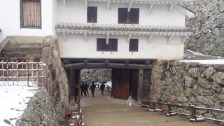 最後の守りを固める鉄壁の門