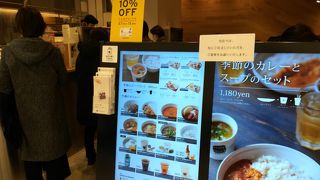 お昼は混み混みです