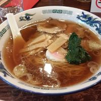 チャーシュー麺。居酒屋の隣にはラーメンの「来来軒」があります