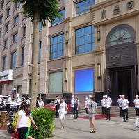 ホテル前でレストランの朝礼です