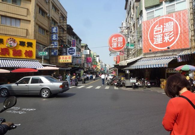 昼間の普通の夜市、私のお気に入りのお店：黄家牛肉麺があります。