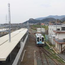 右側の線路の延長線上に廃線跡が残っています。