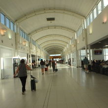 到着後、荷物受け取りに向かう通路