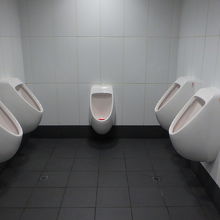 左右からの威圧感がある真ん中のトイレ