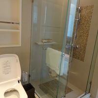 広いシャワールームとシャワートイレ