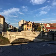 竜の橋全体像、４頭の竜が橋を守っています。