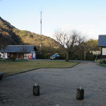 結構敷地が広く公園の様になっています