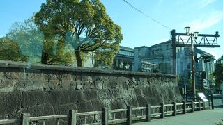 バスの車窓からでも見える銃弾痕。。