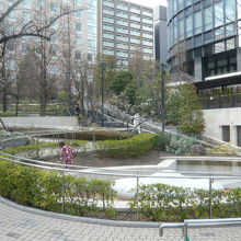 淡路公園は、傾斜地にあるため、道路や植栽に工夫がされています