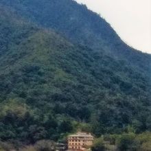 大鳥居、ですがマンションと重なって,,