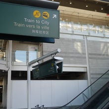 空港から駅のホームまで案内表示が続きます