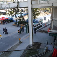 駅のエスカレーターから空港建物への通路を見ています