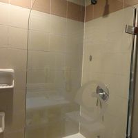 中途半端な仕切りと固定シャワーで使いづらいです。