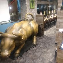店内には大きな牛のオブジェがあった