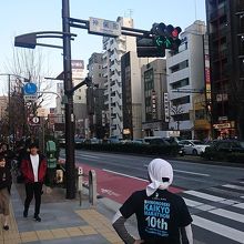 この交差点を渡った向い側