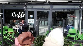 美味しいジェラート食べながら散歩