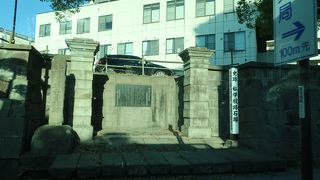 門と石塀のみが残る。。