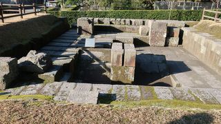 鉄を溶かすために造られた炉の遺構。