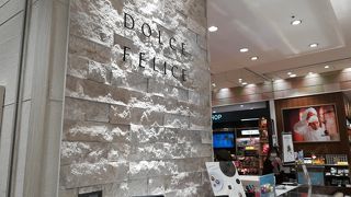 ポップな小さめのお菓子もたくさん