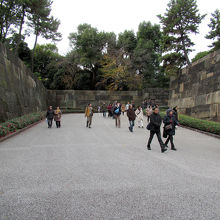 大名も歩いて登った坂の上が本丸です