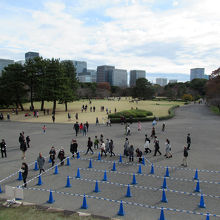 「天守台」に登る途中に、本丸全体をパチリ