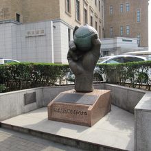 記念碑(後方の建物が學士會館)