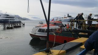 ウシュアイア港にあるビーグル水道の観光クルーズ船の発着所です。