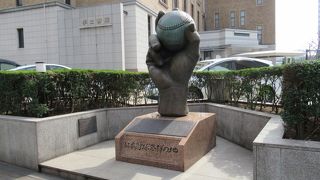 右手にボールを握った大きく迫力あるブロンズ像です