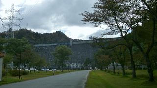 迫力ある巨大なコンクリートの壁