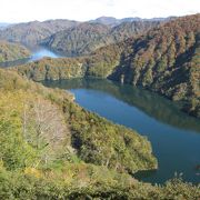 紅葉が始まった山々と湖の風景が素晴らしかった