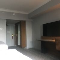 大型テレビも机も広く椅子も気持ち良い。