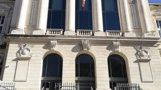 モナコからバスで ニースに戻り、下車後歩いてビーチに向かう途中あり