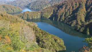 紅葉が始まった山々と湖の風景が素晴らしかった