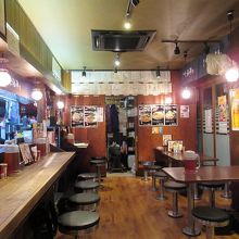 店内は民芸風です