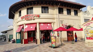 コカ・コーラが目印のファミリーレストラン