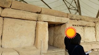 ドーム下に巨石の積み重ね