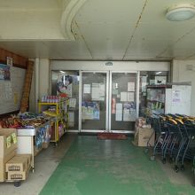 入口前にも商品が並ぶ