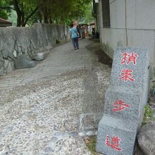 捎来吊橋入口、吊り橋まで下ります