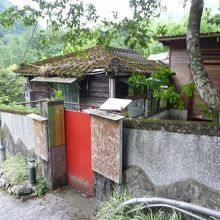 吊り橋までの風景、古い家