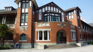 綺麗なレンガの二階建ての建物でしたが、生憎改装中でした