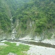 谷関温泉郷の風光明媚の景色な所を流れる綺麗な川