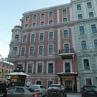 外観の色がツートンです。隣はインディゴホテルです。