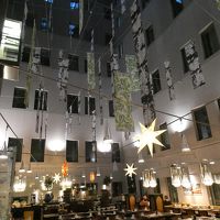 中央吹き抜けのレストラン