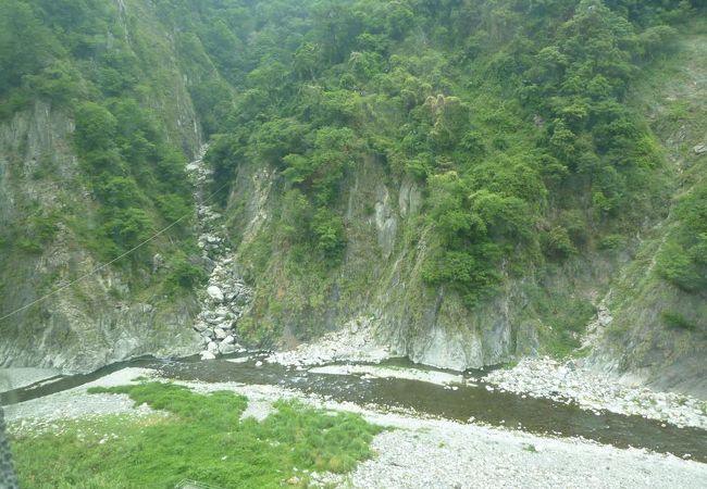 谷関温泉郷の風光明媚の景色な所を流れる綺麗な川