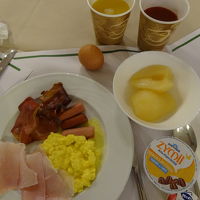 朝食　料理をお皿に盛り付けました