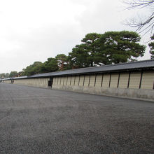 築地塀に囲まれた「京都御所」に到着