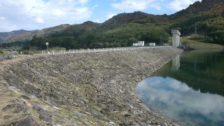 ダム湖の向こうに巨大な田子倉ダムが見える