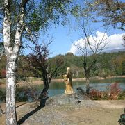 池の畔に女神像が立っています